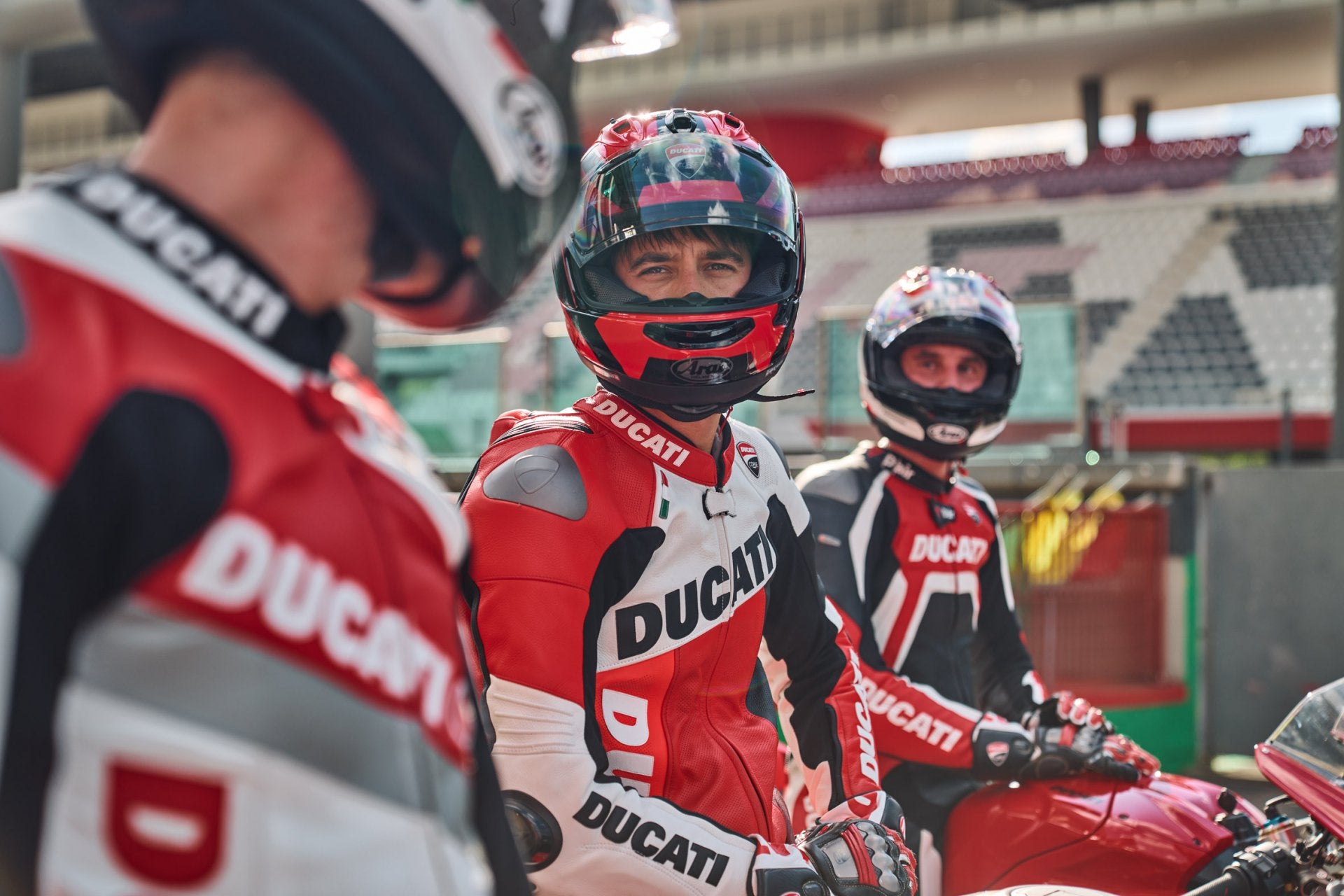 Veste Cuir Réplica MotoGP 2025 - Produit Officiel Ducati - Protections CE (dos, Coudes) - Taille Homme, Multicolore